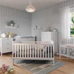Vitalispa Babybett Ajaton - Weiß 144x83x81 cm gefertigt aus Spanplatte - Kinderbett mit Rausfallschutz abgestimmt auf Neugeborene und Babys, mit herausnehmbaren Schlupfsproßen