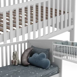 Vitalispa Babybett Ajaton - Weiß 144x83x81 cm gefertigt aus Spanplatte - Kinderbett mit Rausfallschutz abgestimmt auf Neugeborene und Babys, mit herausnehmbaren Schlupfsproßen